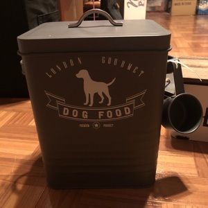 Dog food container